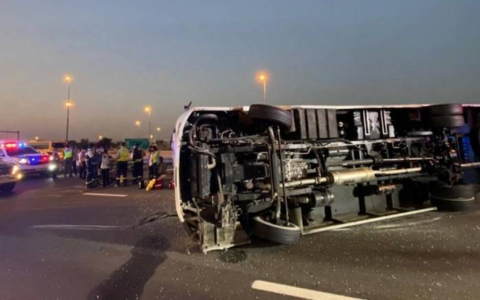 迪拜发生交通事故 导致10人受伤