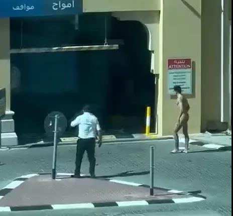 迪拜裸男在JBR乱窜，还袭击了保安和快递小哥