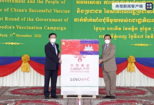 中国政府援助的第七批新冠疫苗运抵金边 柬埔寨首相洪森出席交接仪式