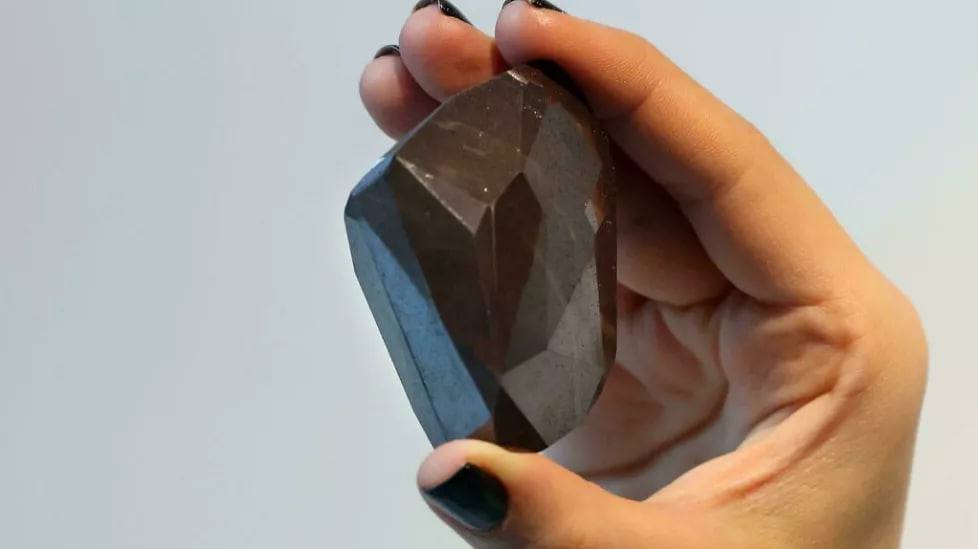 全球最大切割钻石亮相迪拜，重量高达555.55克拉