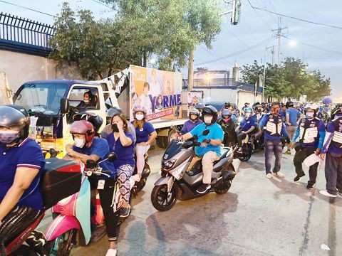 莫雷诺支持者在大岷和宿务 举行蓝色浪潮车队游行造势