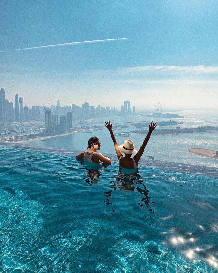 AURA 是世界上最高的 360 度无边泳池，悬浮在 200 米高的空中，可以欣赏到标志性的迪拜天际线的壮丽景色。