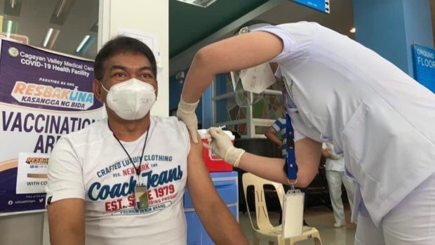 菲律宾医护人员开始接种新冠疫苗加强针 老年人月底开始
