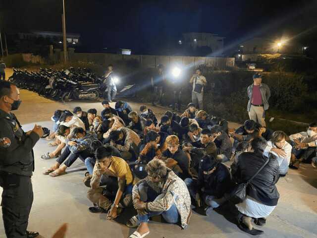73名青年聚集被警方拘捕，缴获一批刀具