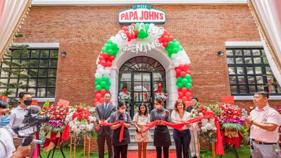 柬埔寨小公主为PAPA JOHN'S PIZZA新店开业剪彩