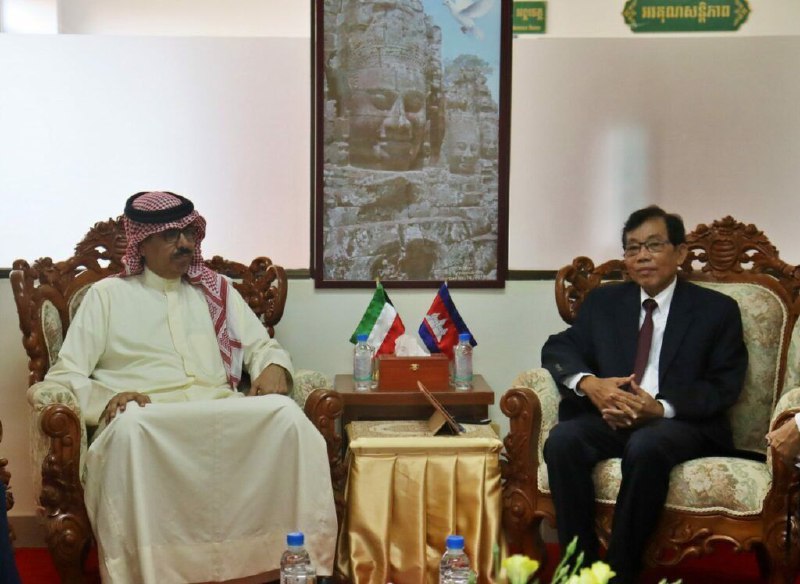 科威特驻柬大使代表团一行与商业部国务西通举行座谈
